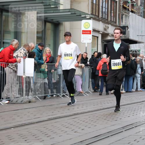 05.10.2025 - 20. swb-Marathon Bremen Strokosch-Dieckow http://msf.ph/oto/9240487 05.10.2025 10:47:31 Ziel 9240, 9377, 9929, 10062, 10089, 10266, 10382, 10601, 10676, 10929, 11187, 11244, 11330, 11409, 11628, 11708, 9240, 9377, 9929, 10062, 10089, 10266, 10382, 10601, 10676, 10929, 11187, 11244, 11330, 11409, 11628, 11708 meine-sportfotos.de