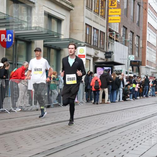 05.10.2025 - 20. swb-Marathon Bremen Strokosch-Dieckow http://msf.ph/oto/9240516 05.10.2025 10:47:31 Ziel 9240, 9377, 9929, 10062, 10089, 10266, 10382, 10601, 10676, 10929, 11187, 11244, 11330, 11409, 11628, 11708, 9240, 9377, 9929, 10062, 10089, 10266, 10382, 10601, 10676, 10929, 11187, 11244, 11330, 11409, 11628, 11708 meine-sportfotos.de