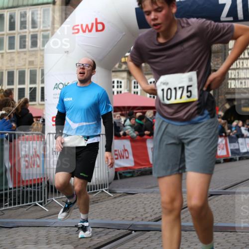 05.10.2025 - 20. swb-Marathon Bremen Yannick Fuchs http://msf.ph/oto/9240534 05.10.2025 10:40:02 Ziel 9213, 9922, 10052, 10171, 10175, 10176, 11335 meine-sportfotos.de