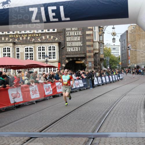 05.10.2025 - 20. swb-Marathon Bremen Yannick Fuchs http://msf.ph/oto/9240705 05.10.2025 10:40:12 Ziel 10276, 11567 meine-sportfotos.de