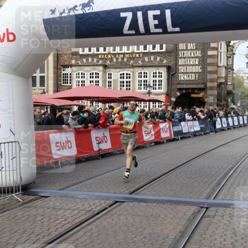 05.10.2025 - 20. swb-Marathon Bremen Yannick Fuchs http://msf.ph/oto/9240778 05.10.2025 10:40:13 Ziel 10276, 11567 meine-sportfotos.de