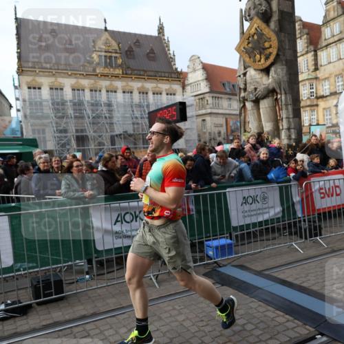 05.10.2025 - 20. swb-Marathon Bremen Yannick Fuchs http://msf.ph/oto/9240911 05.10.2025 10:40:14 Ziel 10276, 11567 meine-sportfotos.de