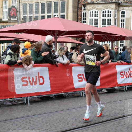 05.10.2025 - 20. swb-Marathon Bremen Yannick Fuchs http://msf.ph/oto/9240967 05.10.2025 10:40:26 Ziel 10658 meine-sportfotos.de