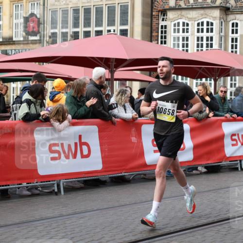 05.10.2025 - 20. swb-Marathon Bremen Yannick Fuchs http://msf.ph/oto/9240984 05.10.2025 10:40:26 Ziel 10658 meine-sportfotos.de