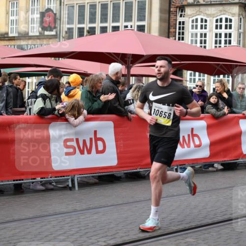 05.10.2025 - 20. swb-Marathon Bremen Yannick Fuchs http://msf.ph/oto/9241002 05.10.2025 10:40:26 Ziel 10658 meine-sportfotos.de