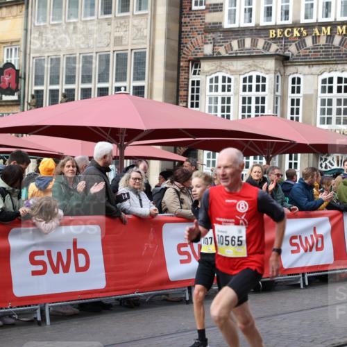 05.10.2025 - 20. swb-Marathon Bremen Yannick Fuchs http://msf.ph/oto/9241007 05.10.2025 10:40:30 Ziel 10070, 10565, 10658 meine-sportfotos.de