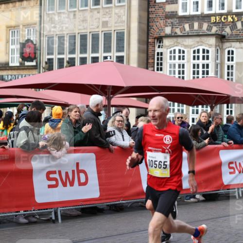 05.10.2025 - 20. swb-Marathon Bremen Yannick Fuchs http://msf.ph/oto/9241027 05.10.2025 10:40:30 Ziel 10070, 10565, 10658 meine-sportfotos.de