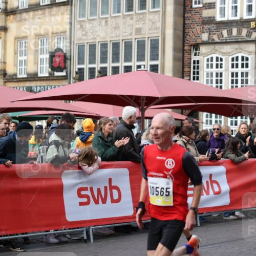 05.10.2025 - 20. swb-Marathon Bremen Yannick Fuchs http://msf.ph/oto/9241049 05.10.2025 10:40:30 Ziel 10070, 10565, 10658 meine-sportfotos.de