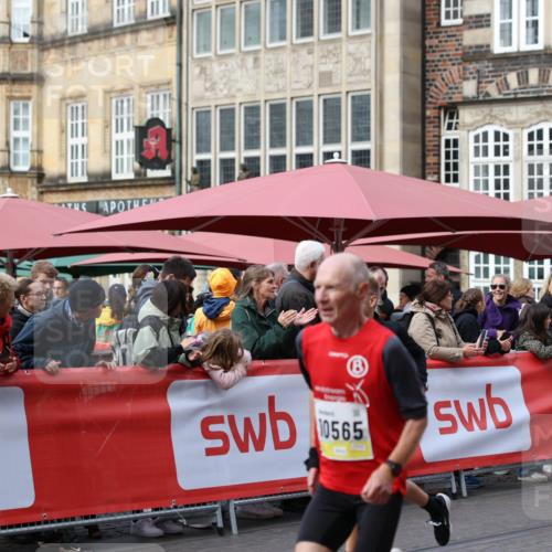 05.10.2025 - 20. swb-Marathon Bremen Yannick Fuchs http://msf.ph/oto/9241060 05.10.2025 10:40:30 Ziel 10070, 10565, 10658 meine-sportfotos.de