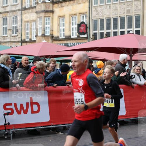 05.10.2025 - 20. swb-Marathon Bremen Yannick Fuchs http://msf.ph/oto/9241097 05.10.2025 10:40:31 Ziel 10070, 10565, 10658 meine-sportfotos.de
