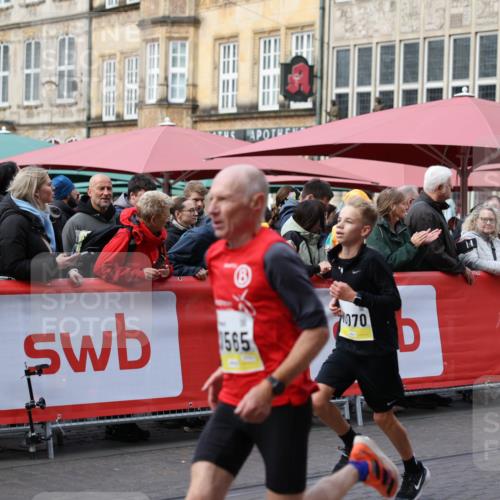 05.10.2025 - 20. swb-Marathon Bremen Yannick Fuchs http://msf.ph/oto/9241109 05.10.2025 10:40:31 Ziel 10070, 10565, 10658 meine-sportfotos.de