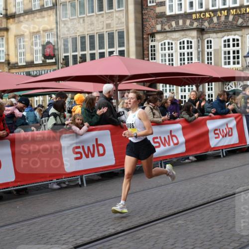 05.10.2025 - 20. swb-Marathon Bremen Yannick Fuchs http://msf.ph/oto/9241187 05.10.2025 10:40:35 Ziel 10070, 10565, 10658, 10686 meine-sportfotos.de