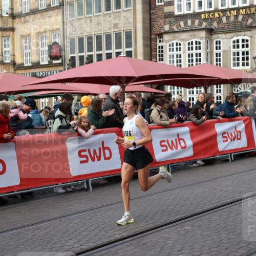 05.10.2025 - 20. swb-Marathon Bremen Yannick Fuchs http://msf.ph/oto/9241196 05.10.2025 10:40:35 Ziel 10070, 10565, 10658, 10686 meine-sportfotos.de