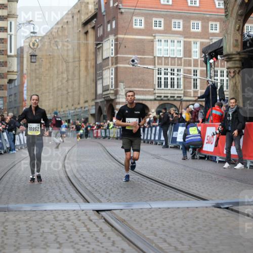 05.10.2025 - 20. swb-Marathon Bremen Yannick Fuchs http://msf.ph/oto/9241381 05.10.2025 10:41:13 Ziel 10606, 10952 meine-sportfotos.de