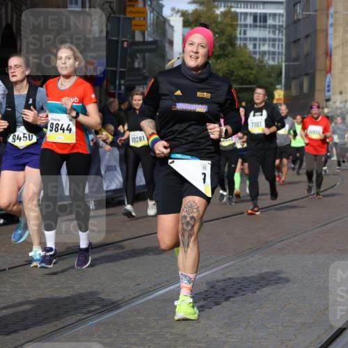 05.10.2025 - 20. swb-Marathon Bremen Strokosch-Dieckow http://msf.ph/oto/9241397 05.10.2025 10:57:20 Ziel 7101, 9260, 9292, 9450, 9550, 9844, 9947, 10169, 10281, 10367, 10645, 10657, 10950, 11015, 11606 meine-sportfotos.de