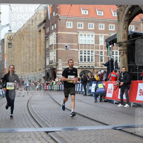 05.10.2025 - 20. swb-Marathon Bremen Yannick Fuchs http://msf.ph/oto/9241405 05.10.2025 10:41:13 Ziel 10606, 10952 meine-sportfotos.de