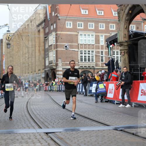 05.10.2025 - 20. swb-Marathon Bremen Yannick Fuchs http://msf.ph/oto/9241418 05.10.2025 10:41:13 Ziel 10606, 10952 meine-sportfotos.de
