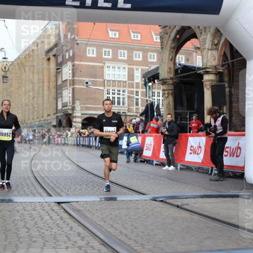 05.10.2025 - 20. swb-Marathon Bremen Yannick Fuchs http://msf.ph/oto/9241473 05.10.2025 10:41:13 Ziel 10606, 10952 meine-sportfotos.de