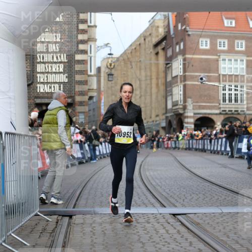 05.10.2025 - 20. swb-Marathon Bremen Yannick Fuchs http://msf.ph/oto/9241553 05.10.2025 10:41:14 Ziel 10606, 10952 meine-sportfotos.de