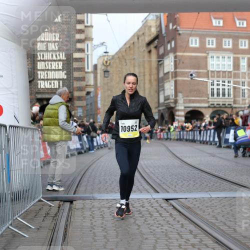 05.10.2025 - 20. swb-Marathon Bremen Yannick Fuchs http://msf.ph/oto/9241580 05.10.2025 10:41:14 Ziel 10606, 10952 meine-sportfotos.de
