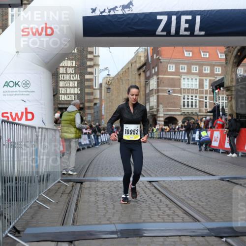 05.10.2025 - 20. swb-Marathon Bremen Yannick Fuchs http://msf.ph/oto/9241605 05.10.2025 10:41:15 Ziel 10606, 10952 meine-sportfotos.de