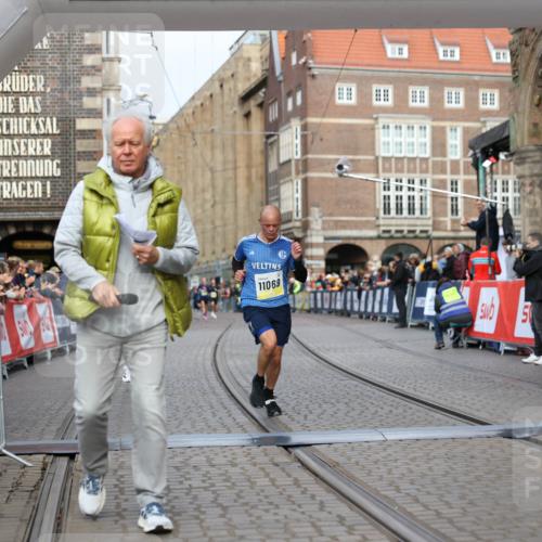 05.10.2025 - 20. swb-Marathon Bremen Yannick Fuchs http://msf.ph/oto/9241732 05.10.2025 10:41:22 Ziel 9262, 11069, 11086 meine-sportfotos.de