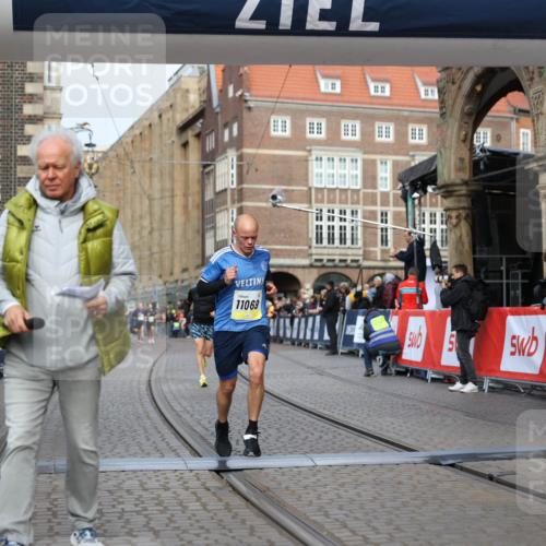 05.10.2025 - 20. swb-Marathon Bremen Yannick Fuchs http://msf.ph/oto/9241777 05.10.2025 10:41:23 Ziel 9262, 11069, 11086 meine-sportfotos.de