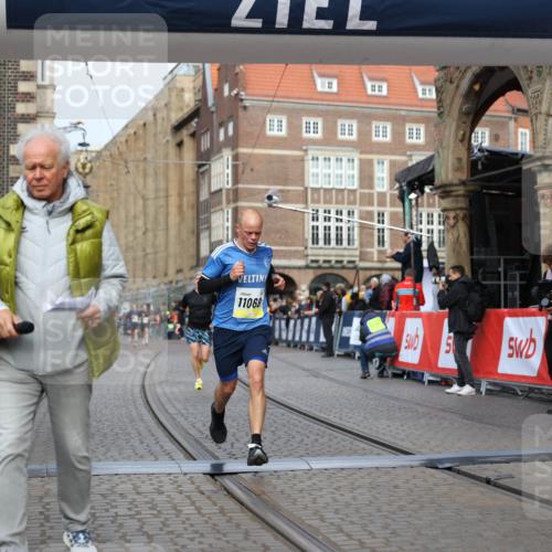 05.10.2025 - 20. swb-Marathon Bremen Yannick Fuchs http://msf.ph/oto/9241788 05.10.2025 10:41:23 Ziel 9262, 11069, 11086 meine-sportfotos.de