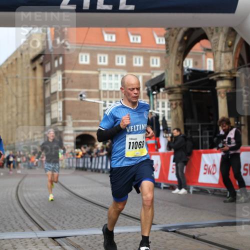 05.10.2025 - 20. swb-Marathon Bremen Yannick Fuchs http://msf.ph/oto/9241800 05.10.2025 10:41:23 Ziel 9262, 11069, 11086 meine-sportfotos.de