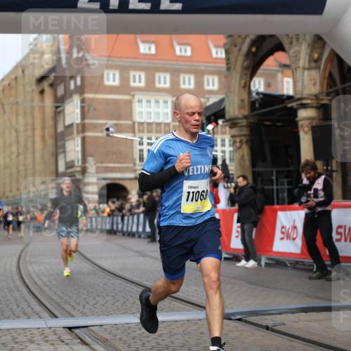05.10.2025 - 20. swb-Marathon Bremen Yannick Fuchs http://msf.ph/oto/9241808 05.10.2025 10:41:23 Ziel 9262, 11069, 11086 meine-sportfotos.de
