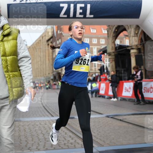 05.10.2025 - 20. swb-Marathon Bremen Yannick Fuchs http://msf.ph/oto/9241885 05.10.2025 10:41:25 Ziel 9262, 11069, 11086 meine-sportfotos.de