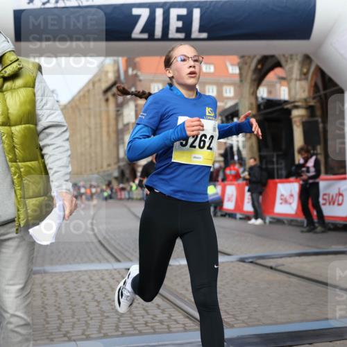 05.10.2025 - 20. swb-Marathon Bremen Yannick Fuchs http://msf.ph/oto/9241893 05.10.2025 10:41:25 Ziel 9262, 11069, 11086 meine-sportfotos.de