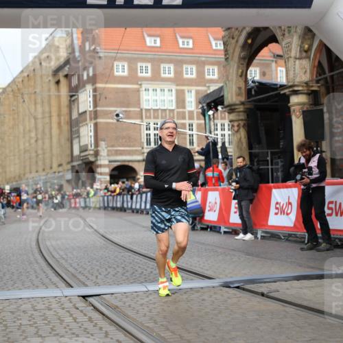 05.10.2025 - 20. swb-Marathon Bremen Yannick Fuchs http://msf.ph/oto/9241927 05.10.2025 10:41:26 Ziel 9262, 11069, 11086 meine-sportfotos.de