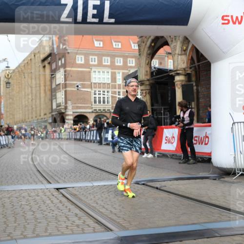 05.10.2025 - 20. swb-Marathon Bremen Yannick Fuchs http://msf.ph/oto/9241973 05.10.2025 10:41:26 Ziel 9262, 11069, 11086 meine-sportfotos.de