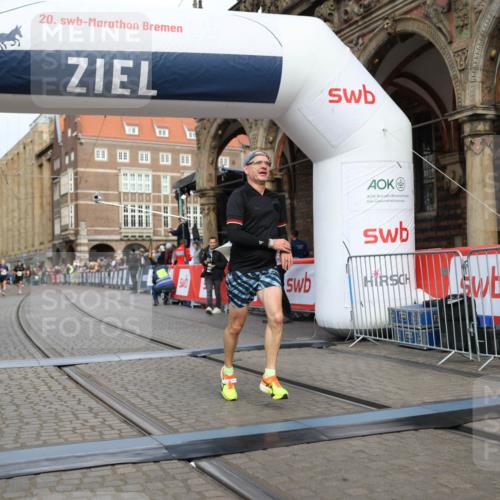 05.10.2025 - 20. swb-Marathon Bremen Yannick Fuchs http://msf.ph/oto/9242013 05.10.2025 10:41:26 Ziel 9262, 11069, 11086 meine-sportfotos.de