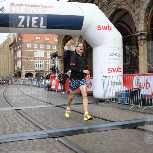 05.10.2025 - 20. swb-Marathon Bremen Yannick Fuchs http://msf.ph/oto/9242019 05.10.2025 10:41:26 Ziel 9262, 11069, 11086 meine-sportfotos.de