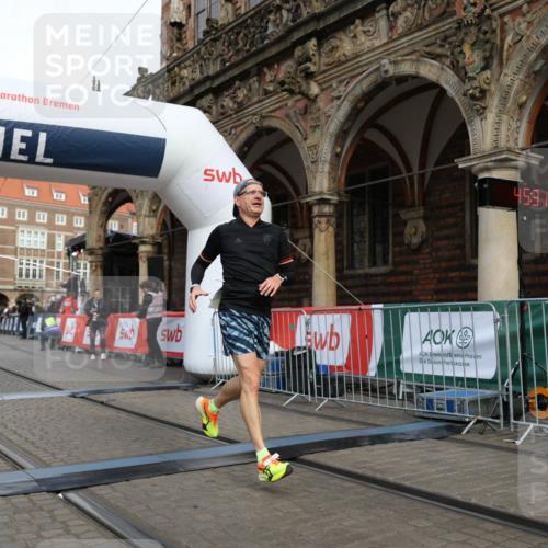 05.10.2025 - 20. swb-Marathon Bremen Yannick Fuchs http://msf.ph/oto/9242048 05.10.2025 10:41:27 Ziel 9262, 11069, 11086 meine-sportfotos.de