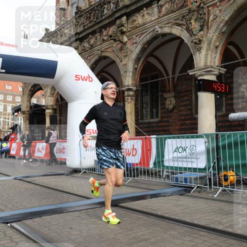 05.10.2025 - 20. swb-Marathon Bremen Yannick Fuchs http://msf.ph/oto/9242066 05.10.2025 10:41:27 Ziel 9262, 11069, 11086 meine-sportfotos.de