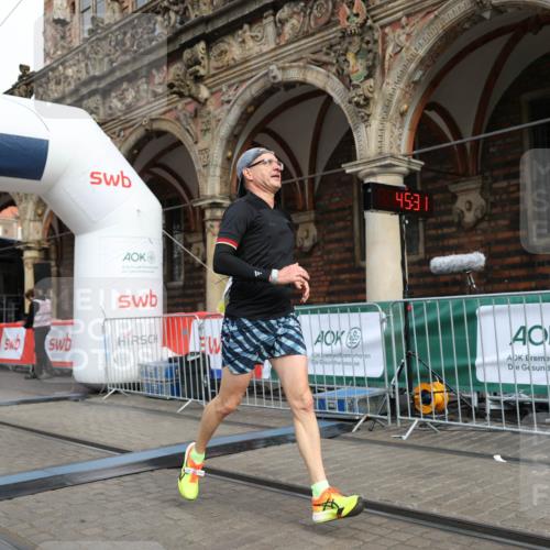 05.10.2025 - 20. swb-Marathon Bremen Yannick Fuchs http://msf.ph/oto/9242087 05.10.2025 10:41:27 Ziel 9262, 11069, 11086 meine-sportfotos.de