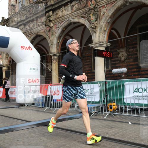 05.10.2025 - 20. swb-Marathon Bremen Yannick Fuchs http://msf.ph/oto/9242101 05.10.2025 10:41:27 Ziel 9262, 11069, 11086 meine-sportfotos.de