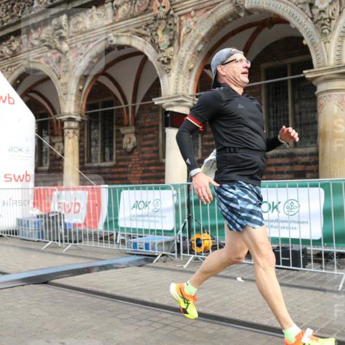 05.10.2025 - 20. swb-Marathon Bremen Yannick Fuchs http://msf.ph/oto/9242123 05.10.2025 10:41:28 Ziel 9262, 11069, 11086 meine-sportfotos.de