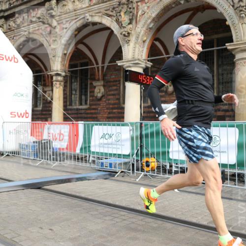 05.10.2025 - 20. swb-Marathon Bremen Yannick Fuchs http://msf.ph/oto/9242131 05.10.2025 10:41:28 Ziel 9262, 11069, 11086 meine-sportfotos.de