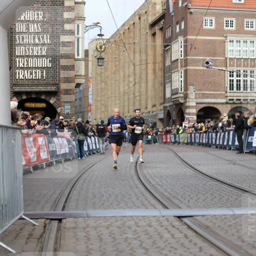05.10.2025 - 20. swb-Marathon Bremen Yannick Fuchs http://msf.ph/oto/9242241 05.10.2025 10:41:31 Ziel 10744, 10910, 11086 meine-sportfotos.de