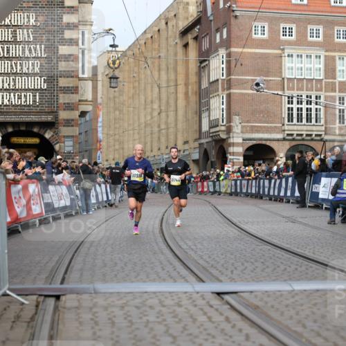 05.10.2025 - 20. swb-Marathon Bremen Yannick Fuchs http://msf.ph/oto/9242275 05.10.2025 10:41:32 Ziel 10744, 10910, 11086 meine-sportfotos.de
