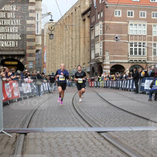 05.10.2025 - 20. swb-Marathon Bremen Yannick Fuchs http://msf.ph/oto/9242287 05.10.2025 10:41:32 Ziel 10744, 10910, 11086 meine-sportfotos.de
