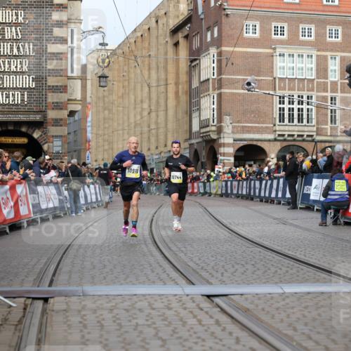 05.10.2025 - 20. swb-Marathon Bremen Yannick Fuchs http://msf.ph/oto/9242297 05.10.2025 10:41:32 Ziel 10744, 10910, 11086 meine-sportfotos.de