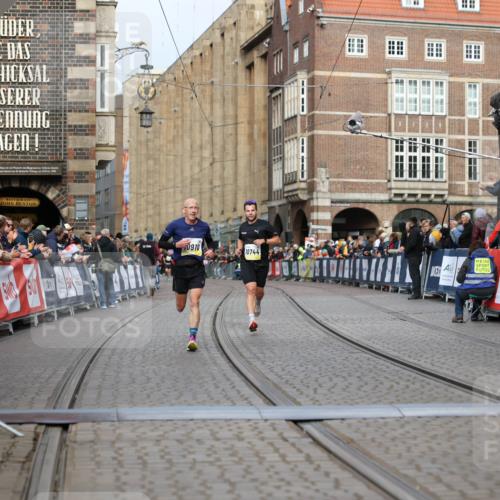 05.10.2025 - 20. swb-Marathon Bremen Yannick Fuchs http://msf.ph/oto/9242324 05.10.2025 10:41:32 Ziel 10744, 10910, 11086 meine-sportfotos.de