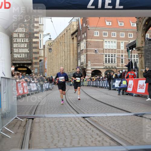 05.10.2025 - 20. swb-Marathon Bremen Yannick Fuchs http://msf.ph/oto/9242341 05.10.2025 10:41:32 Ziel 10744, 10910, 11086 meine-sportfotos.de