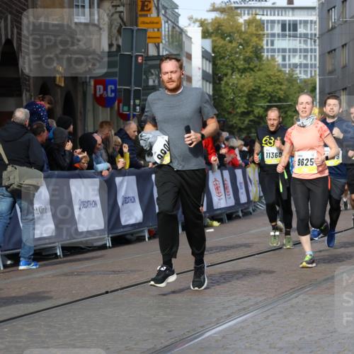 05.10.2025 - 20. swb-Marathon Bremen Strokosch-Dieckow http://msf.ph/oto/9242342 05.10.2025 10:57:32 Ziel 9000, 9215, 9309, 9625, 9747, 9904, 9914, 9962, 10139, 10694, 10739, 10754, 11352, 11360, 11583 meine-sportfotos.de