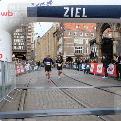 05.10.2025 - 20. swb-Marathon Bremen Yannick Fuchs http://msf.ph/oto/9242388 05.10.2025 10:41:33 Ziel 10744, 10910 meine-sportfotos.de